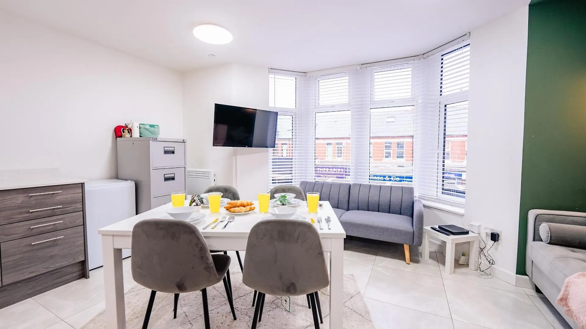 Spacious & Modern - One Bed Flat 카디프 0*,